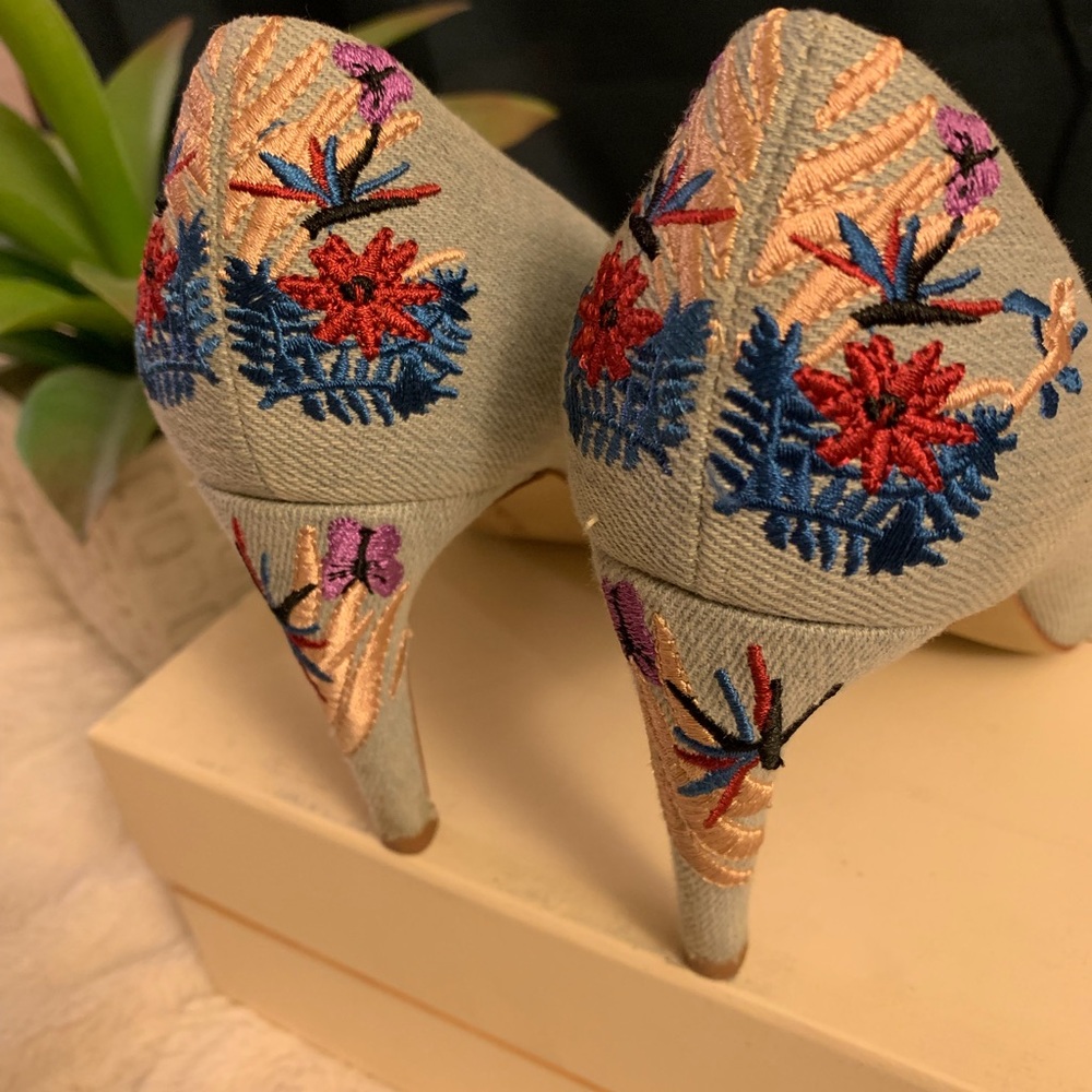 💥Embroidered flowers BlueDenim Gunmetal sandal💥 - Picture 3 of 5